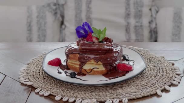 Вкусные Блинчики Завтрак Черникой Шоколадом Вращающиеся Белом Деревянном Столе — стоковое видео
