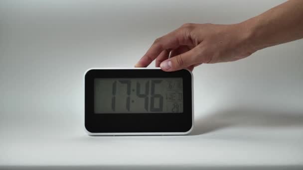 现代镜像钟 带有温度计的闹钟 水压计站在白色背景上 时间概念 — 图库视频影像