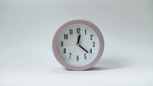 Primer Plano Reloj Sobre Fondo Blanco Lapso Tiempo Tiempo Fugaz — Vídeo de stock