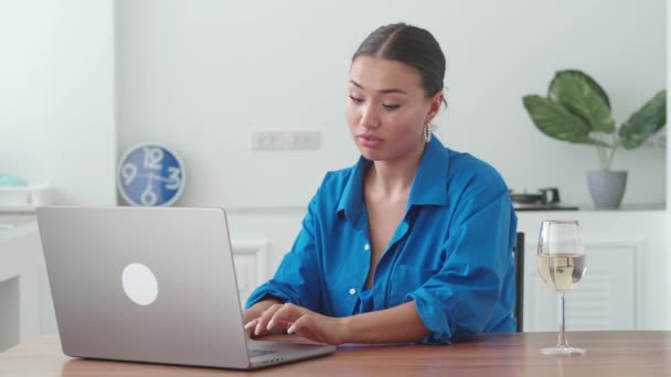 ユーフォリックスの女性は新しい距離の仕事の機会を得る 電子メールで良いニュースを読む 勝利を喜ぶ やる気を感じる — ストック動画