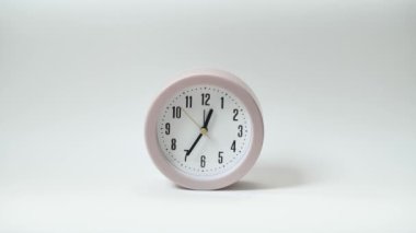 Beyaz arka planda ofis saati. Zaman kavramı. Zaman akıp gidiyor. Minimalizm