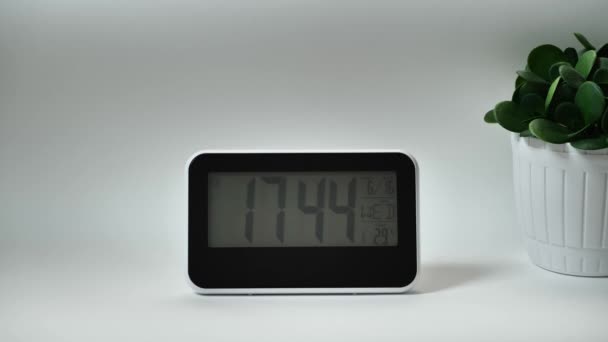 現代のデジタル時計 温度計付き目覚まし時計 白い背景に立って水分計 時間概念 — ストック動画