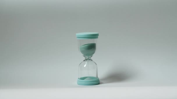 砂時計は白い背景に隔離されている 時間の概念 時間はつかの間 — ストック動画