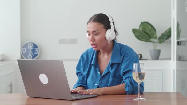 Mulher Adulta Caucasiana Com Auscultadores Falar Negócios Conceito Vídeo Chat — Vídeo de Stock