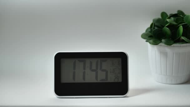 Современные Зеркальные Часы Термометром Гидрометр Стоит Белом Фоне Время Мимолетно — стоковое видео