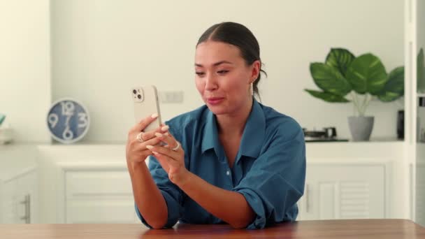 Bir Kadını Elinde Bir Akıllı Telefon Tutar Müşterilerle Görüntülü Konuşma — Stok video