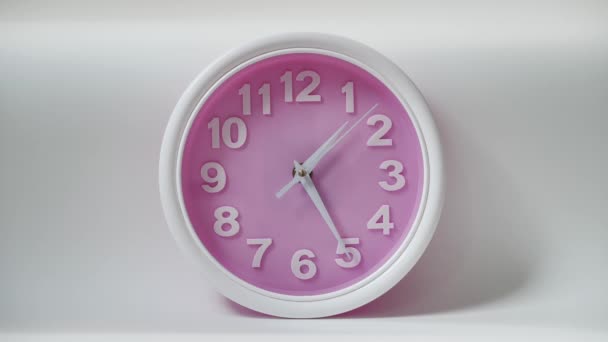 关上一个被白色背景隔离的粉红时钟 — 图库视频影像
