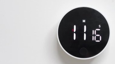 Dijital sayım zamanlayıcısı. Siyah arkaplanda beyaz metin numarası. Kaplama konsepti için elementler. görüntü hareket videosu.