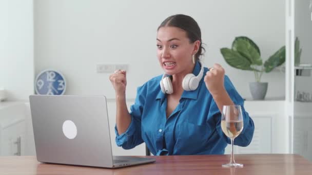 Succesvolle Aziatische Vrouw Ondernemer Voelt Opwinding Van Succesvolle Voltooiing Van — Stockvideo