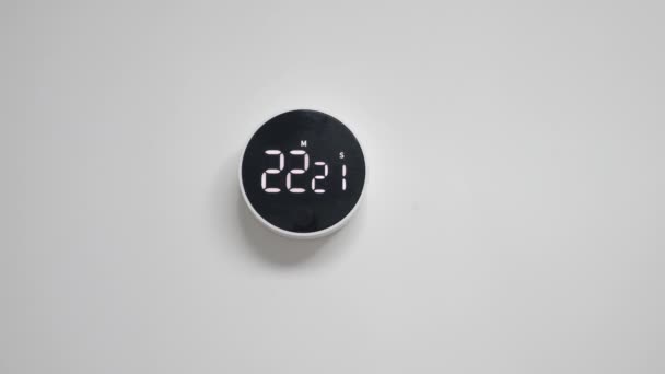 Reloj Electrónico Blanco Negro Montado Pared Con Diseño Minimalista Con — Vídeos de Stock