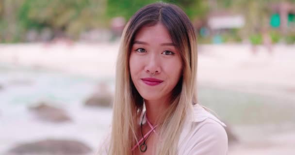 Close Portret Uroczy Azji Kobieta Pewnie Patrząc Aparat Ciesząc Się — Wideo stockowe