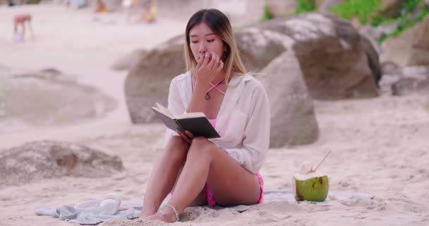 Joven Asiática Segura Tranquila Leyendo Libro Sobre Playa Tropical Arena — Vídeo de stock