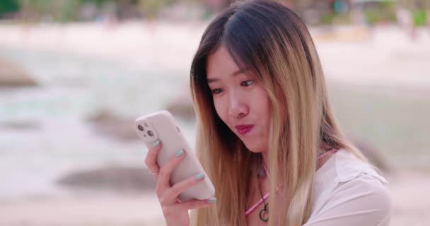 Азиатская Симпатичная Женщина Пользуясь Телефоном Время Отдыха Берегу Моря Просматривает — стоковое видео