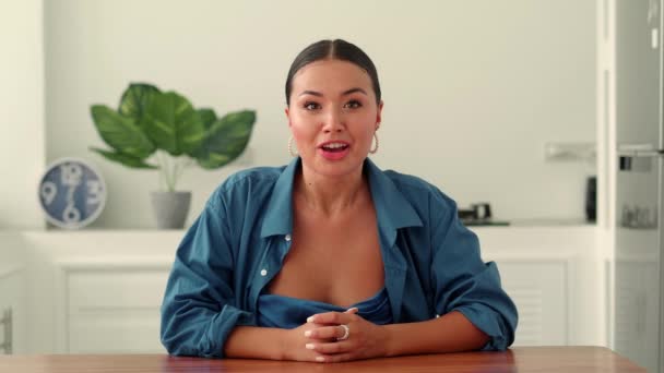 Перший Погляд Азіатська Вродлива Жінка Радіє Плескає Долоні Стискає Кулаки — стокове відео