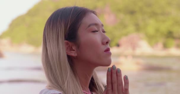 Κοντινό Πλάνο Νεαρή Ασιάτισσα Προσεύχεται Στην Παραλία Ψιθυρίζοντας Μια Προσευχή — Αρχείο Βίντεο