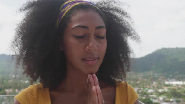 Donna Africana Che Sussurra Una Preghiera Mentre Prega Dio Pace — Video Stock