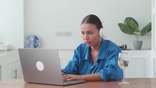 Разочарованная Девушка Получает Отрицательный Отрицательный Ответ Ноутбук — стоковое видео