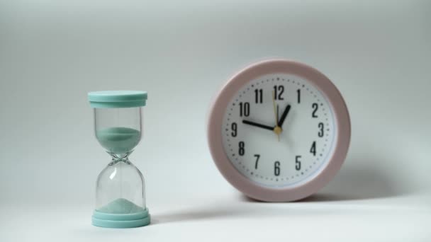 Reloj Despertador Con Minutos Movimiento Rápido Reloj Arena Que Fluye — Vídeo de stock
