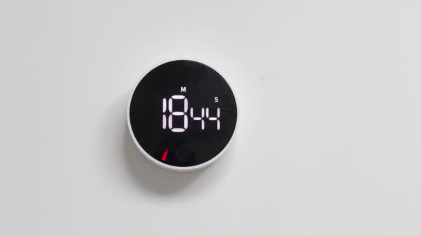 Reloj Electrónico Blanco Negro Montado Pared Con Diseño Minimalista Con — Vídeos de Stock