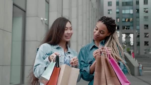 Två Unga Kvinnor Efter Shopping Delar Med Sig Sina Intryck — Stockvideo