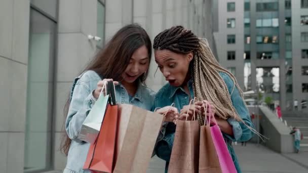 Deux Belles Copines Asiatiques Africaines Qui Amusent Marcher Dans Rue — Video