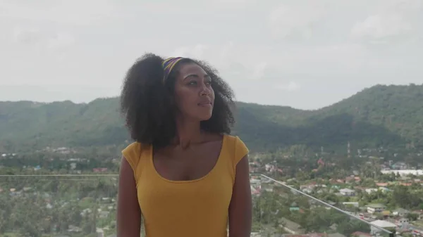 Afro-Amerikan kadın, sessiz bir sesle dua fısıldıyor, Tanrı 'ya dua ederken, huzur içinde..