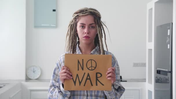 Stark Kvinna Står Protest Håller Ett Tecken Inget Krig — Stockvideo