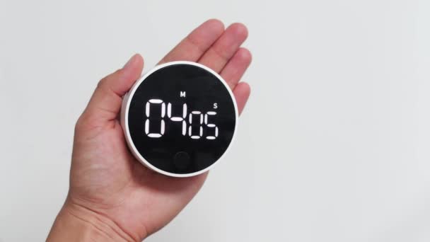 Halten Sie Eine Zeitschaltuhr Der Hand Das Konzept Der Zeit — Stockvideo