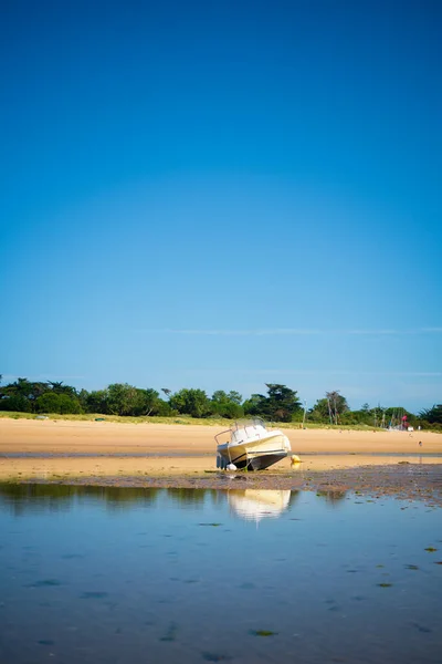 Motorbåt Ligger Stranden Vid Lågvatten Solig Sommar Isle Ofi Charente — Stockfoto