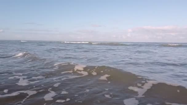 Bajo Ángulo Amplio Movimiento Lento Las Olas Rodando Una Playa — Vídeos de Stock