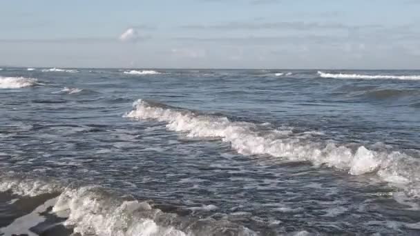 Lav Vinkel Langsom Bevegelse Bølger Som Ruller Strand Høstlys – stockvideo