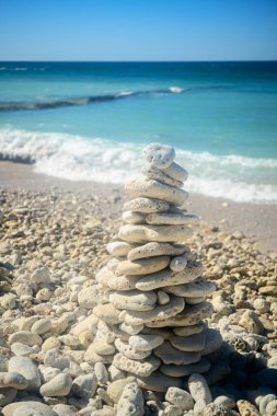 Sahildeki taş yığını Deniz feneri Phare des Baleines Fransa 'nın Ile de Re adasında güneşli bir yaz gününde