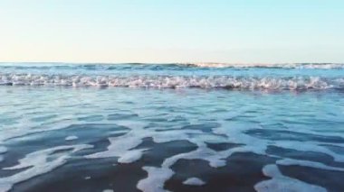 Belçika sahillerinde sonbahar ışığı altında dalgaların geniş açılı görüntüsü