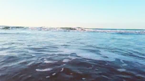 Vista Amplia Bajo Ángulo Las Olas Rodando Una Playa Belga — Vídeo de stock