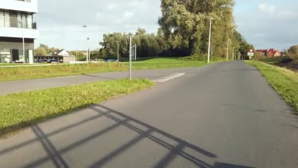 Standpunkt Des Radfahrens Auf Einem Radweg Herbstlichen Licht — Stockvideo