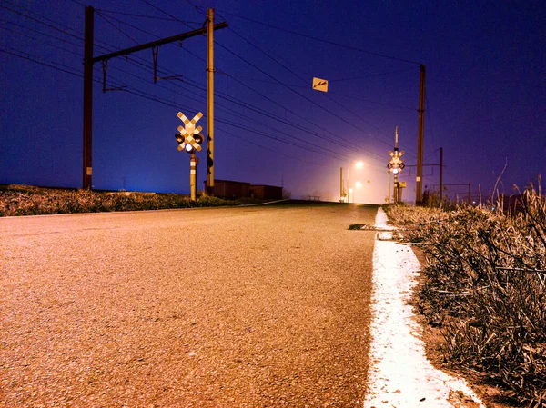 Lowangle Photo Railway Crossing Foggy Night Persons — Stock Photo, Image