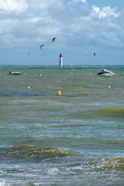 Saint-Marie-de-Re 'deki Plage de Notre' dan Viewe Anse Notre Dame 'da kayıklar ve uçurtma sörfçüleriyle birlikte.