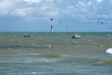 Saint-Marie-de-Re 'deki Plage de Notre' dan Viewe Anse Notre Dame 'da kayıklar ve uçurtma sörfçüleriyle birlikte.