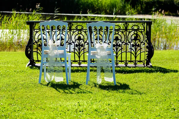 Sedie Bianche Wating Persone Giardino Matrimonio Con Lago Sullo Sfondo — Foto Stock