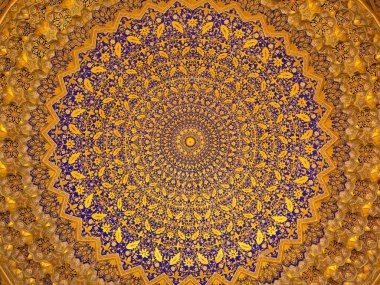 Registan Meydanı 'ndaki Tillakori Camii' nin iç kubbesi..