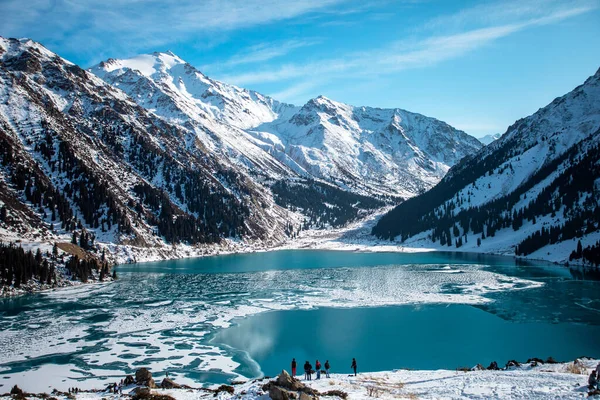 Büyük Almaty Gölü doğal alp rezervuarıdır. Trans-Ili Alatau dağlarında, Kazakistan 'ın Almaty merkezinden 15 km güneyde yer alır..