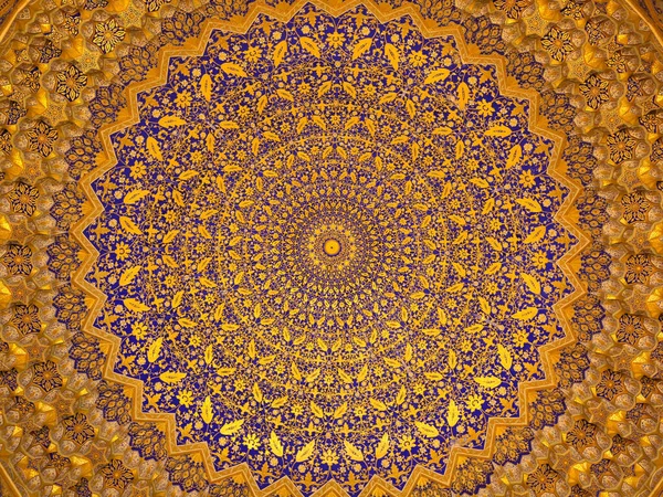 Registan Meydanı 'ndaki Tillakori Camii' nin iç kubbesi..