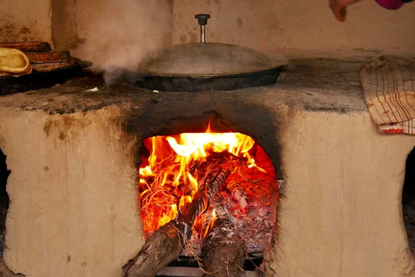 Cibo Viene Cucinato Nel Calderone Sul Camino — Foto Stock