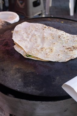 Geleneksel Türk gözlemesi (gozleme) çiftçi pazarını dolduruyor. Sokak yemeği.