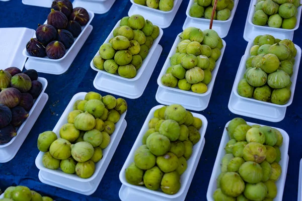 Fresh Figs Packaged Plastic Substrates Counter Farmer Market Green Purple — Stock Photo, Image