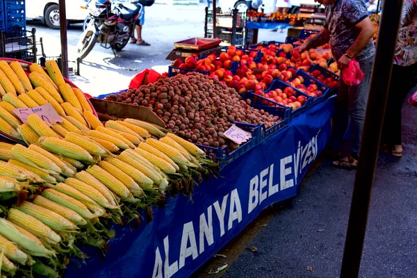 Alanya, Antalya, Türkiye - 09 27 2021: Çiğ mısır ve diğer sebzeler yerel çiftçi pazarında sergileniyor
