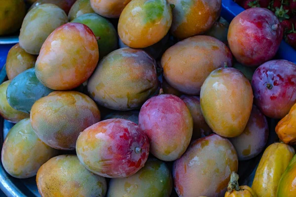 Backround Makanan Nyata Mangga Mentah Dipamerkan Pasar Petani Buah Eksotis — Stok Foto