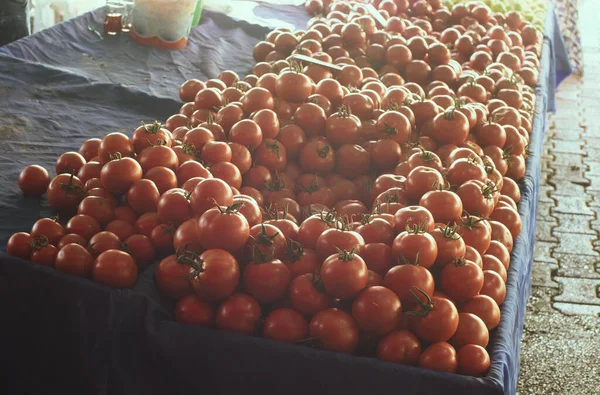 Rijp Tomaten Die Zomerdag Boerenmarkt Zien Zijn Gezond Eten Concept — Stockfoto