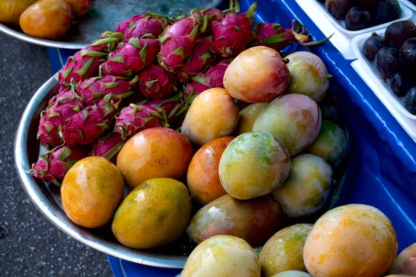 Mango Drakenvruchten Tentoongesteld Boerenmarkt Exotische Vruchten — Stockfoto