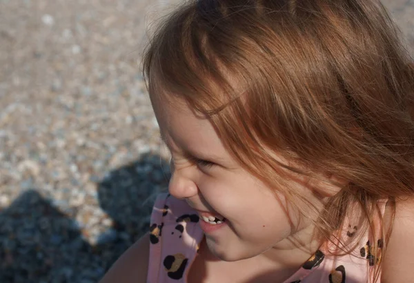 Ritratto Bambina Carina Con Capelli Castani Sulla Spiaggia Nella Soleggiata — Foto Stock